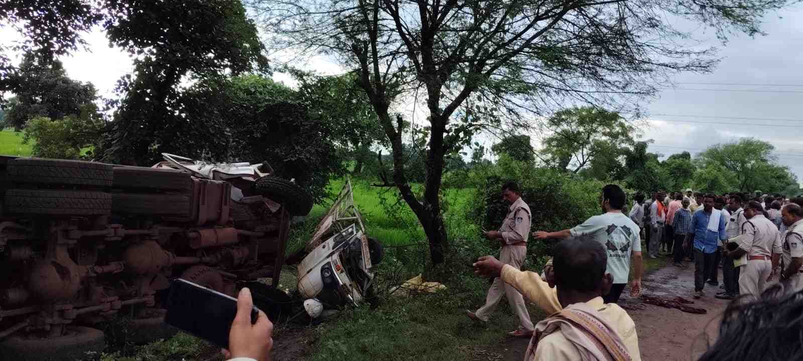 जबलपुर में भीषण सड़क हादसा, मजदूरों के ऑटो पर पलटा हाईवा, सात की मौत, दस गंभीर रूप से घायल